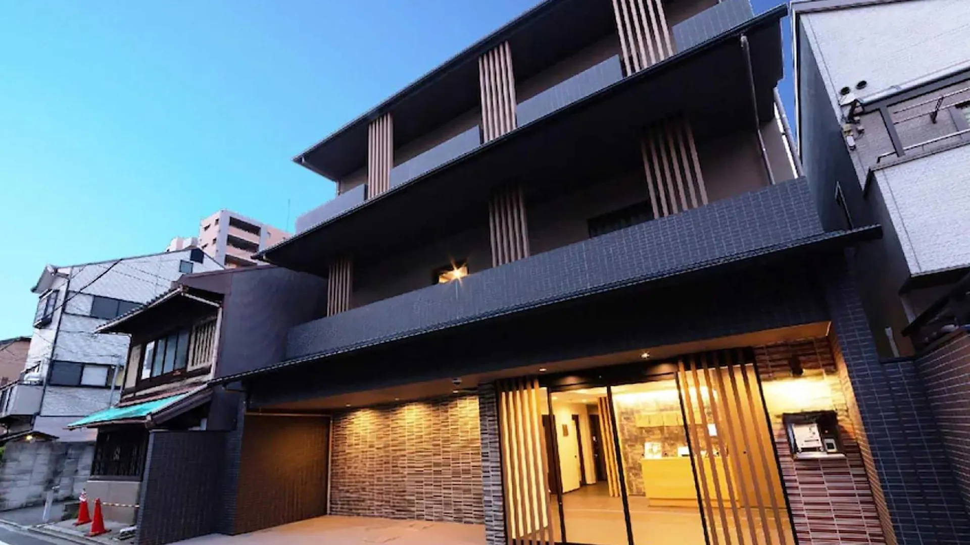 Smart Place Inn Nijojo Horikawa Kiotó 3*,  Japán